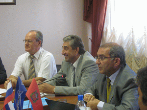 На этом снимке слева направо: <a class="auto" href=