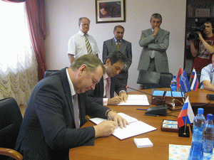 Меморандум подписали: Первый заместитель председателя правительства – министр экономического развития, промышленной политики и торговли Оренбургской области Александр Куниловский и Президент Юниаструм Банка Гагик Закарян.