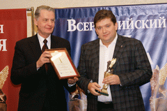 Медведев награждает