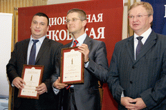 Поденок награждает